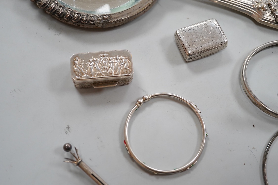 A small group of silver items including a William IV vinaigrette, William Simpson, Birmingham, 1835, 30mm, a later stamp case, two mounted photograph frames, two hinged bangles, together with a group of sterling or white